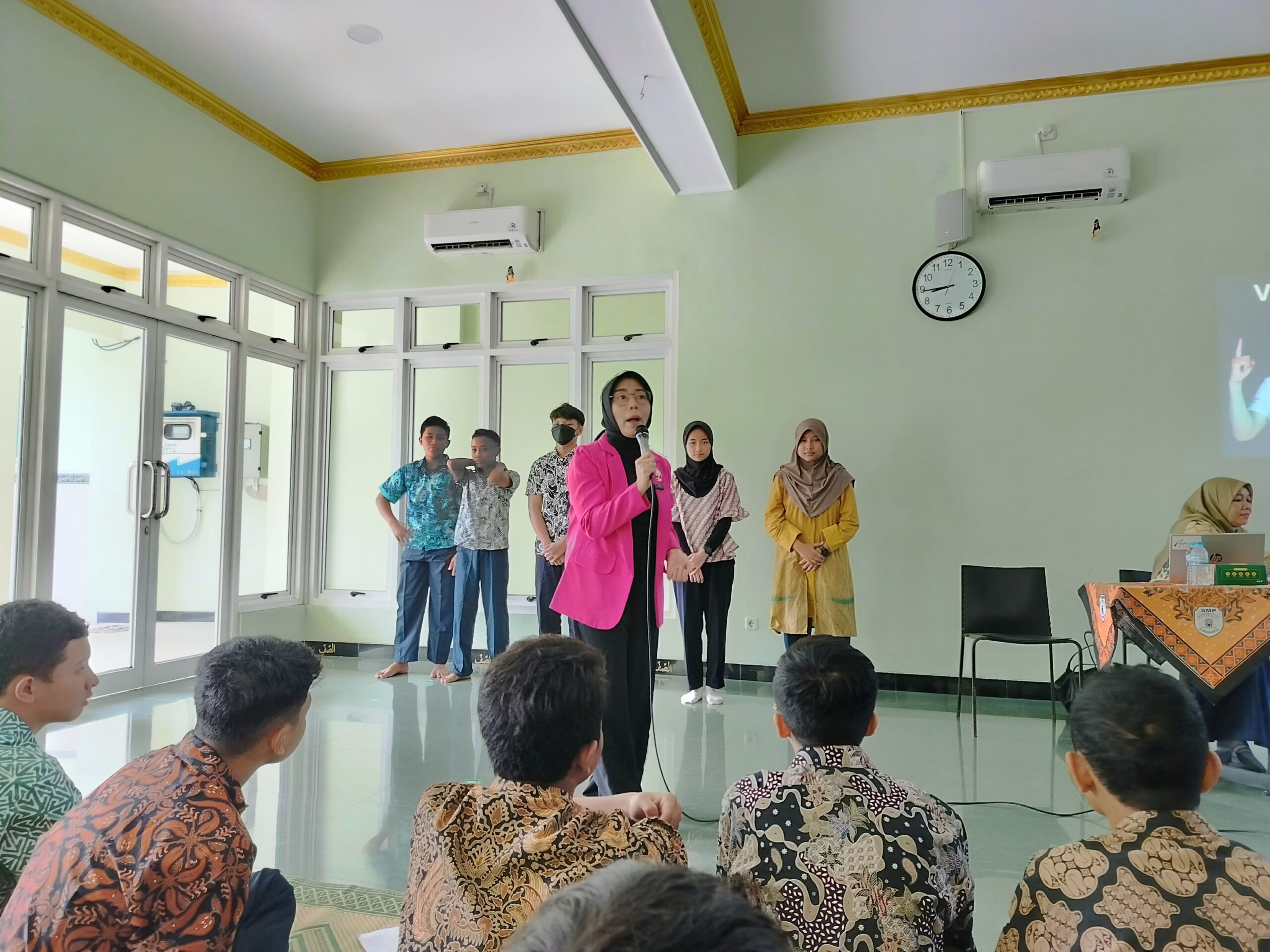 Training Publik Speaking di SMP Muhammadiyah PK Solo Bersama Coach Sara Neyrhiza